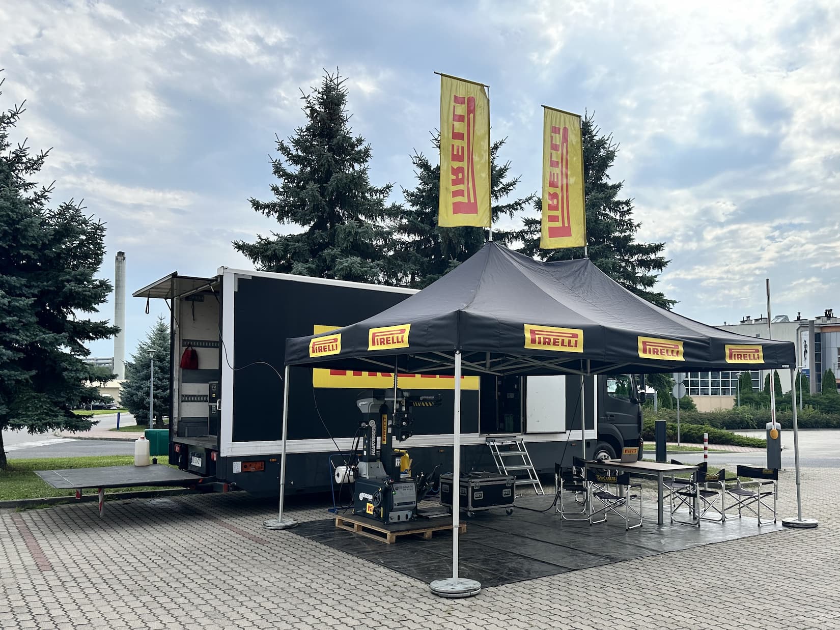 Tire service during sports events and competitions - Pirelli service truck